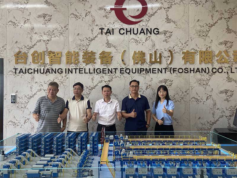 Vietnam kundbesök TAICHUANG Intelligent för nöttappningsmaskinsamarbete